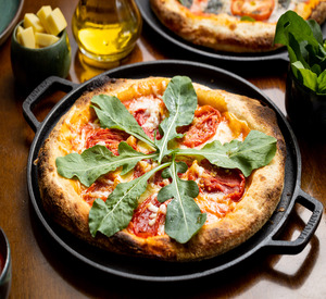 PIZZA DE RÚCULA COM TOMATE SECO